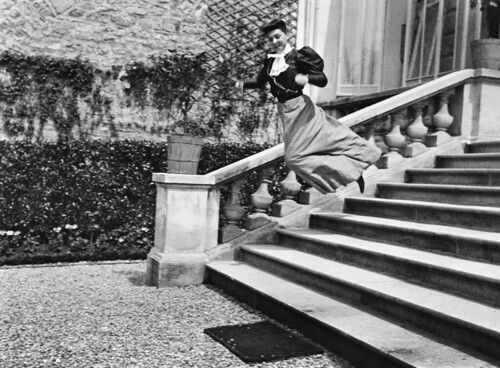 jacques-henri-lartigue-mi-prima-bichonnade-40-rue-cortambert-paris-1905-fotografia-de-j-h-lartigue-copy-ministere-de-l