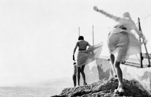 jacques-henri-lartigue-bibi-arlette-e-irene-tormenta-en-cannes-cannes-mayo-de-1929-fotografia-de-j-h-lartigue-copy-mi